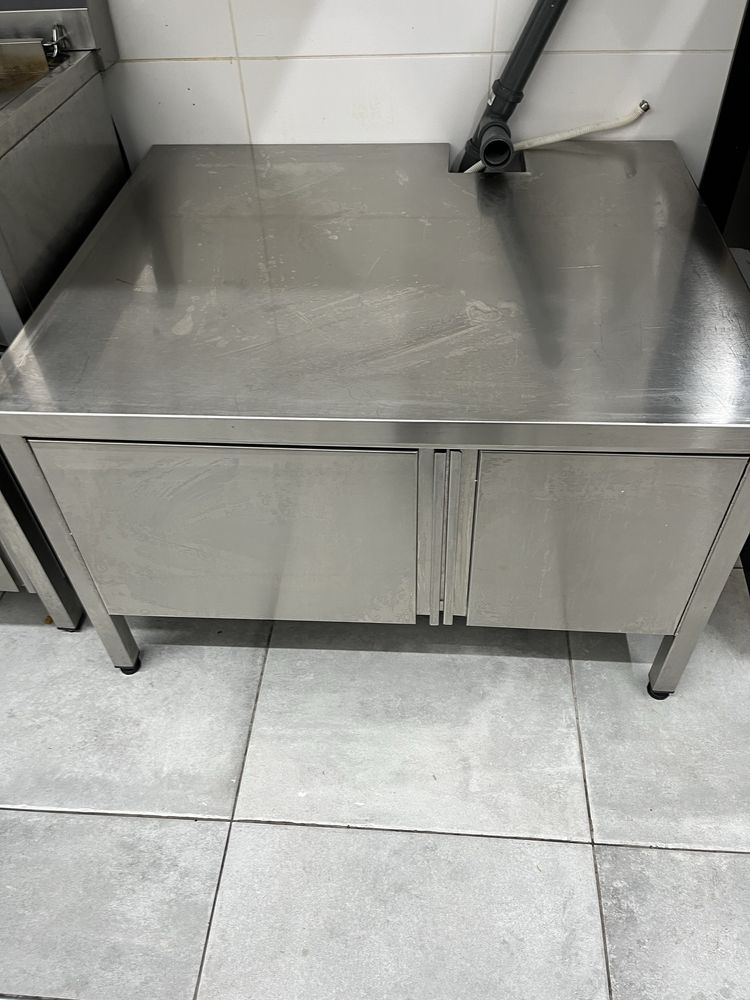 Banca em inox com portas