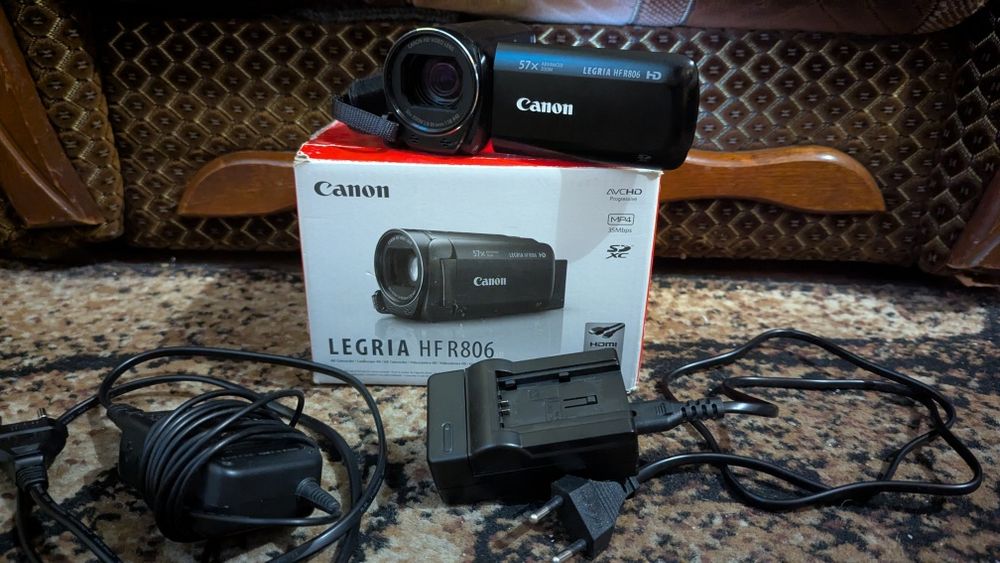 Відеокамера Canon legria hf r806 майже нова