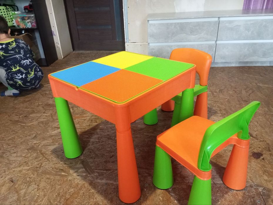 Продам дитячий стіл + 2 стільчика