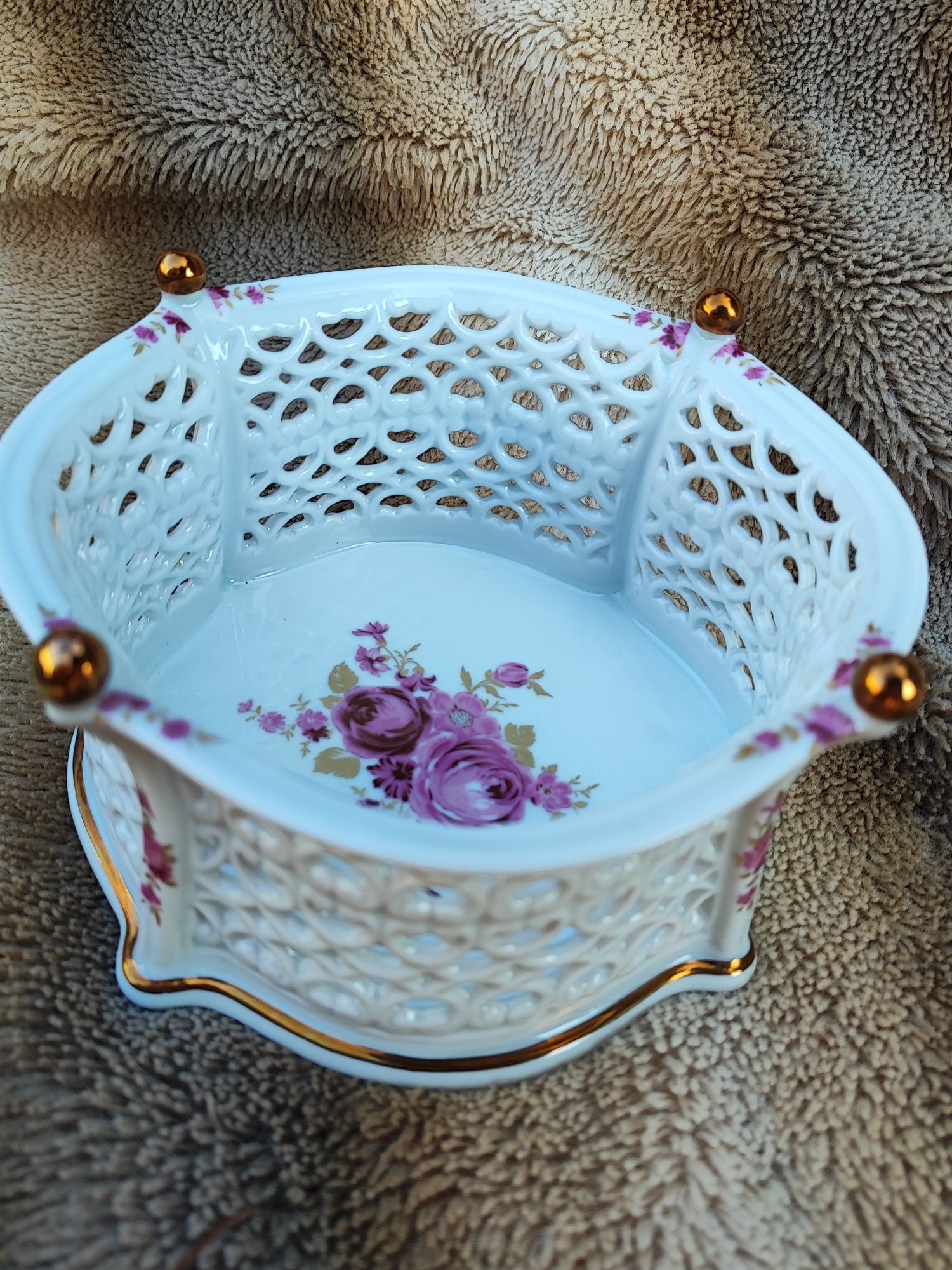 Ażurowy koszyk-pojemnik Porcelana WALLENDORF od lat 1964 w ideale