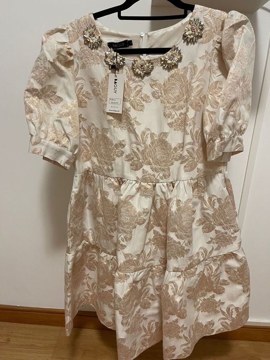 Vestido Floral brocado com pedrarias no decote