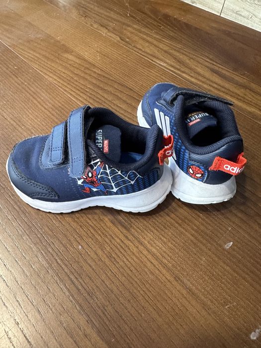 Продам детские кроссовки adidas