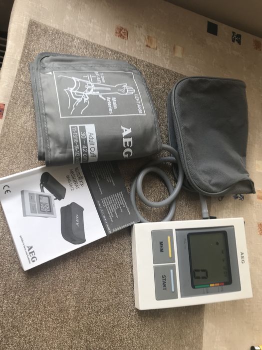 Ciśnieniomierz naramienny AEG.