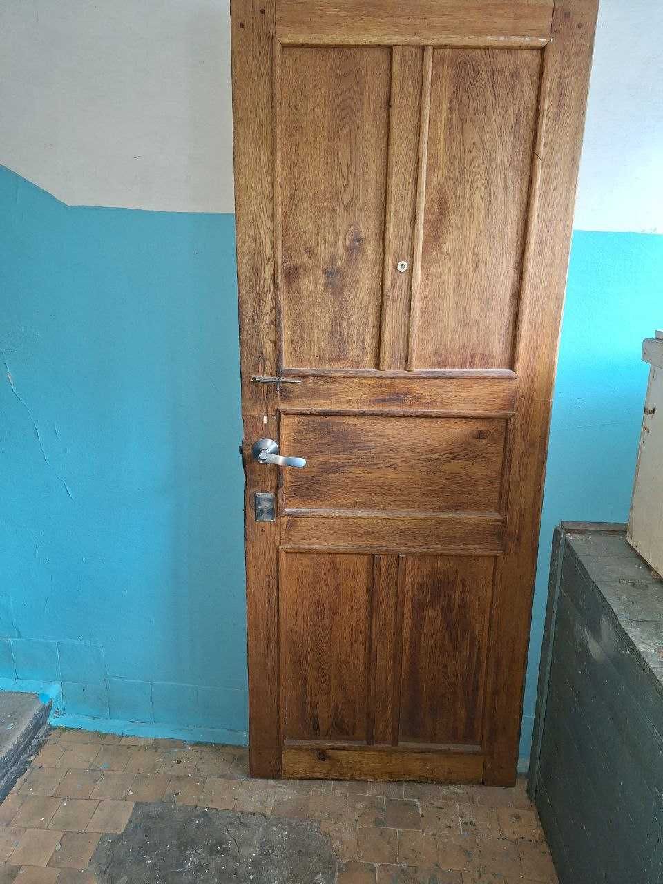 Двері дубові з коробкою та замком