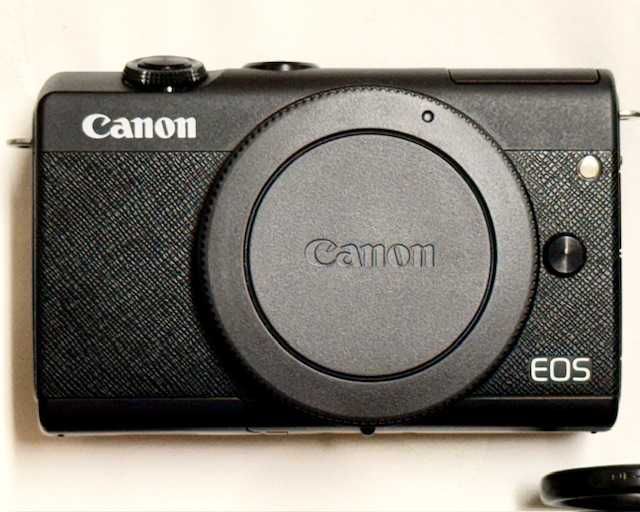 Canon EOS M200 + Kit Completo + 2 Baterias Extra + Cartão SD 8GB