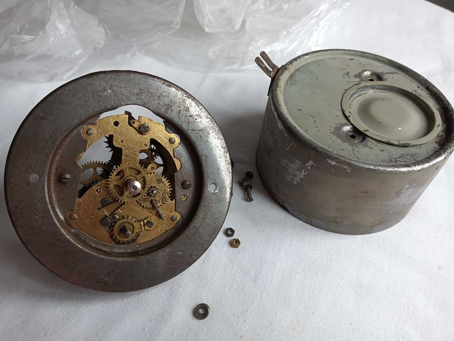 Stary mechanizm zegara z obudową - Junhans