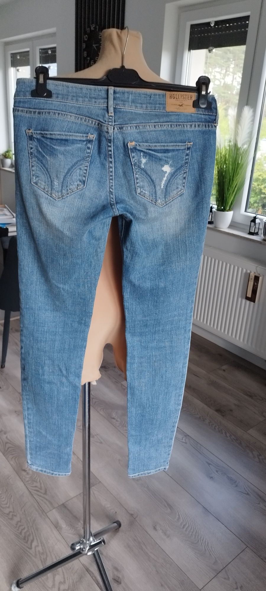 W27 L31 damskie rurki jeansy hollister przetarcia