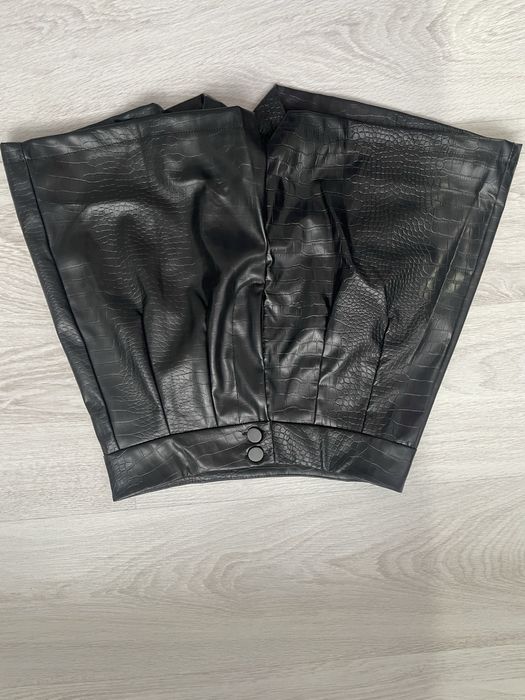 Spodenki krótkie szorty czarne skórzane wzór krokodyla eko skóra S 36