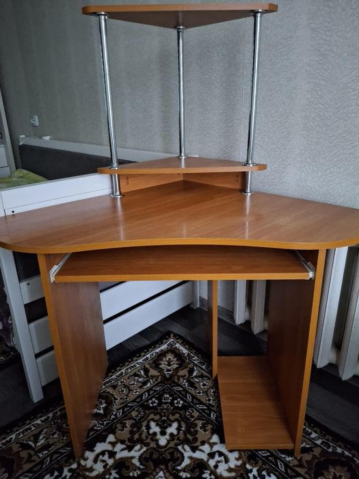 Компьютерний  стіл з стільцем