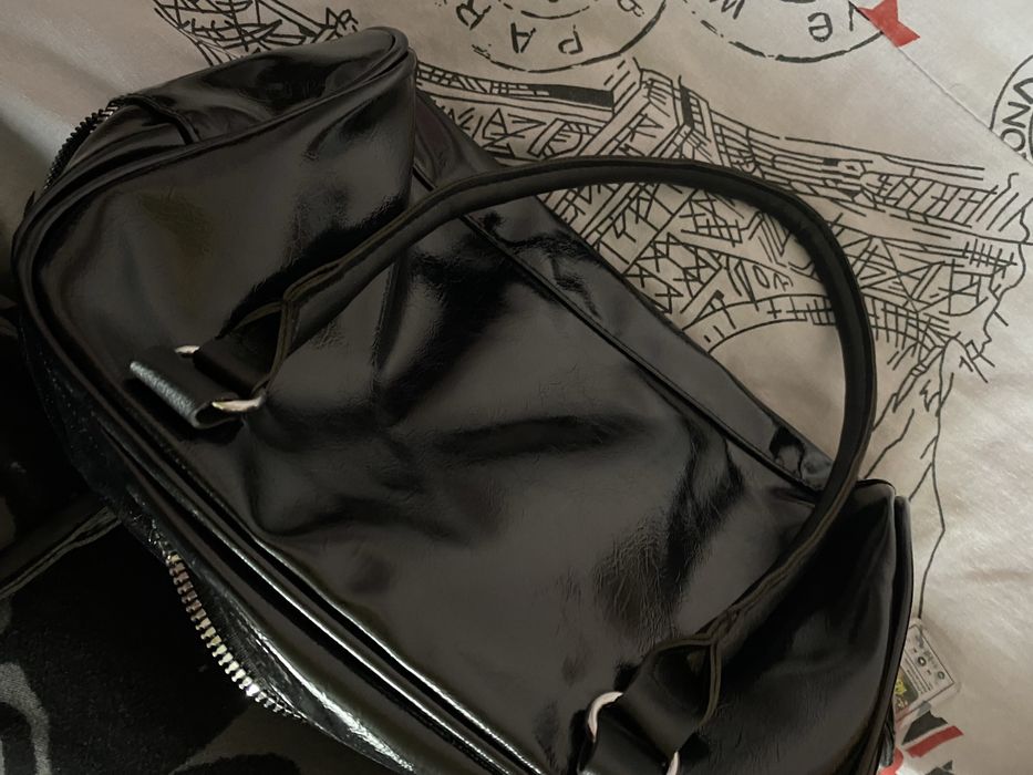 Продам чорну глянцеву сумочку з матеріалу ПУ