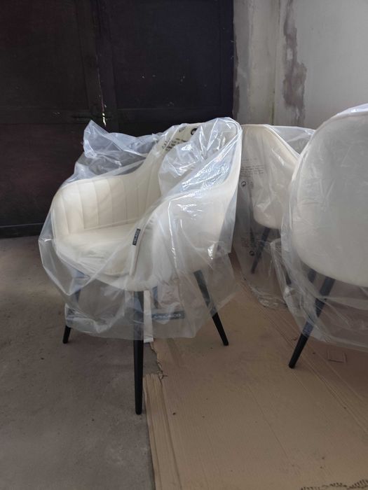 Sprzedam  nowe krzesła welurowe , kolor kremowy