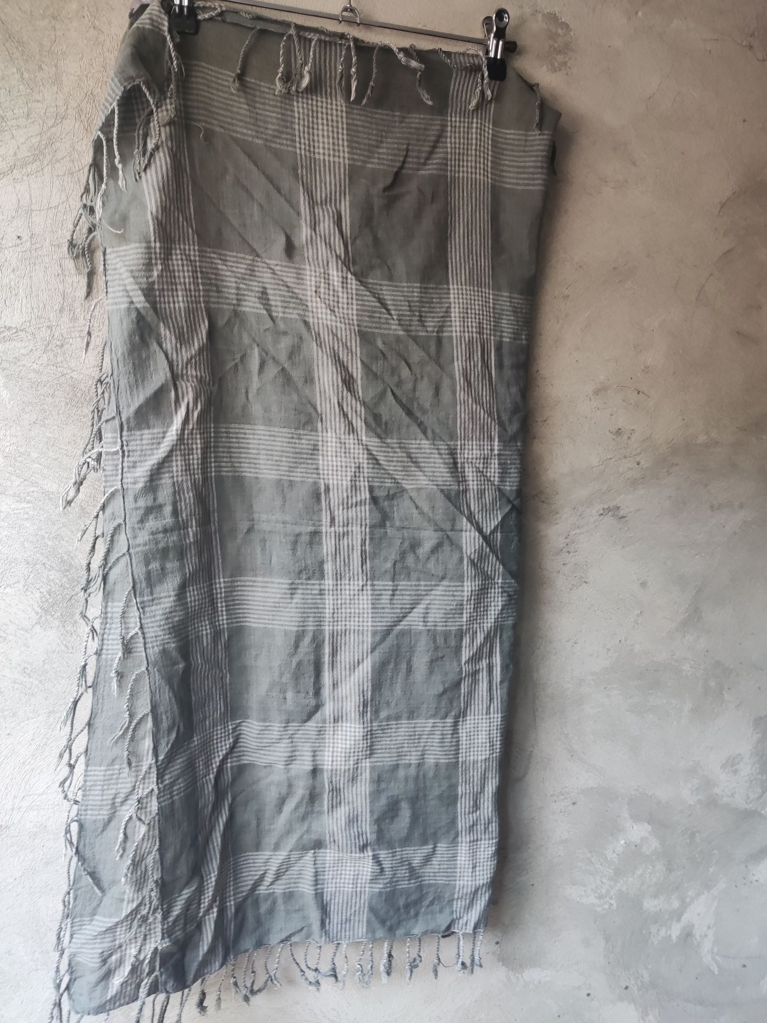 Chusta w kratę z frędzlami