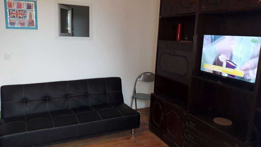 Sotão(QUARTO)+ wc privado. Teto BAIXO. Centro Lisboa. Com CAUÇÃO.