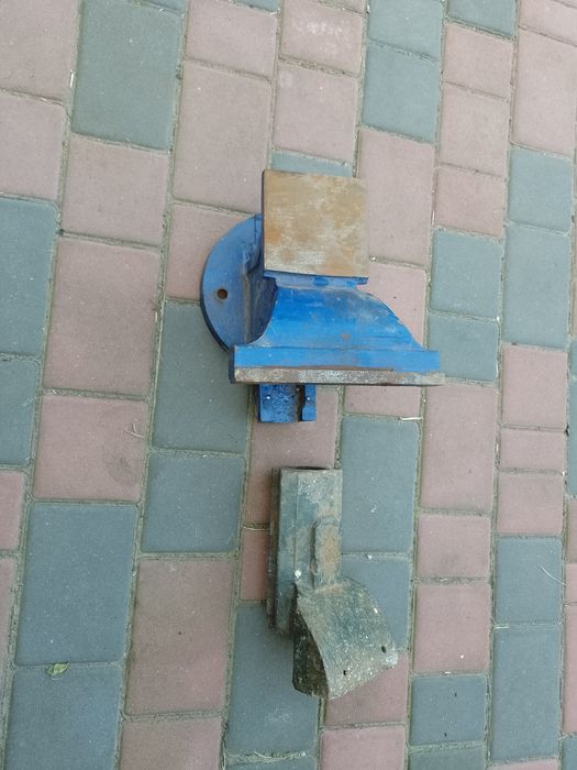 Тіски механічні гвинтові.