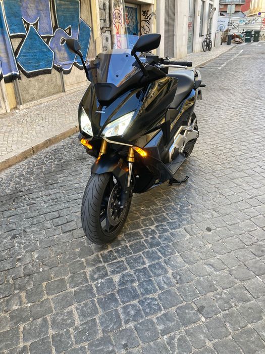 Honda Forza 750 em bom estado