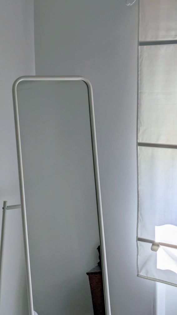 Espelho de pé branco 48x160 cm – com varão e ganchos, ideal para quart