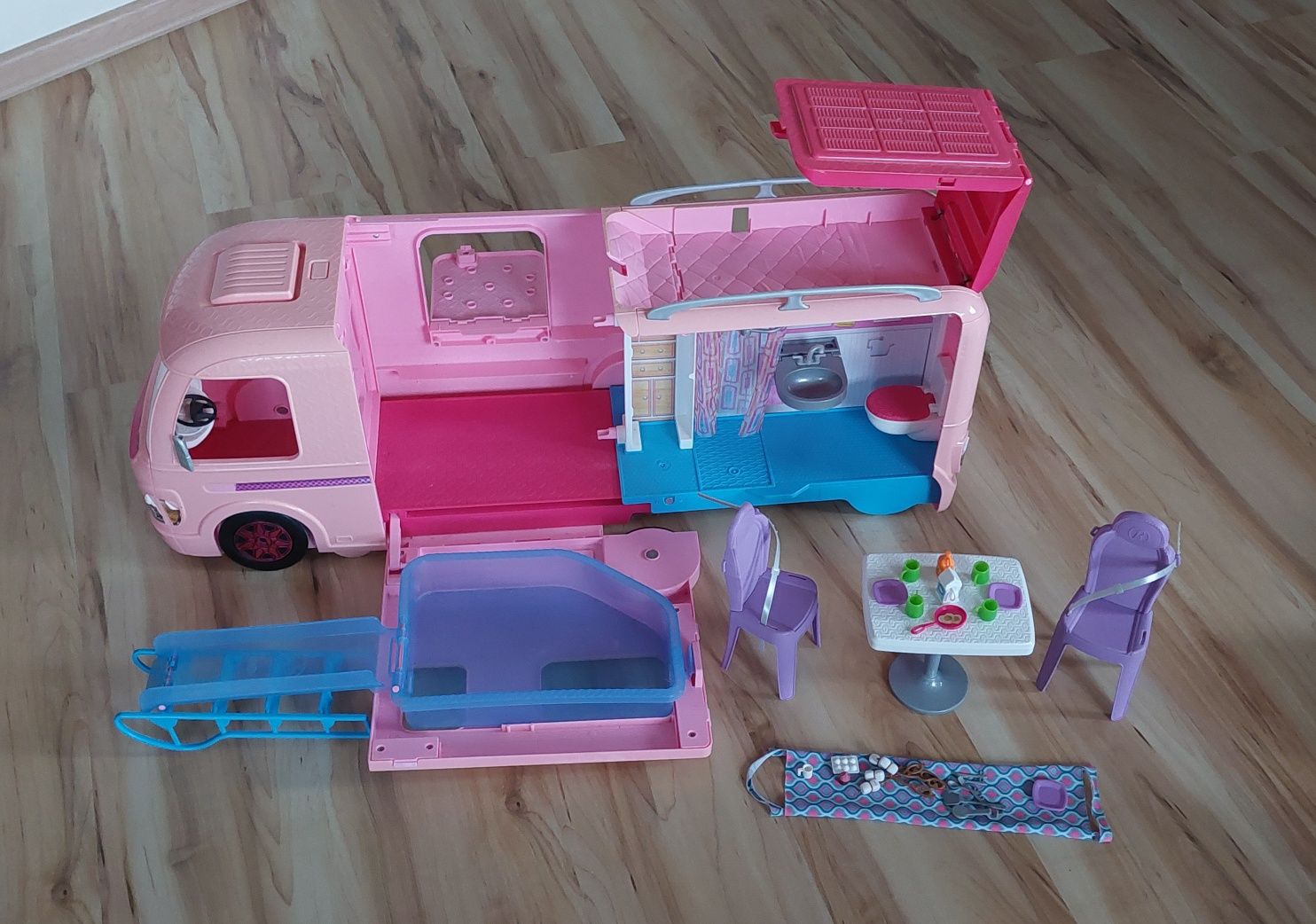 Kamper Barbie Dream z basenem