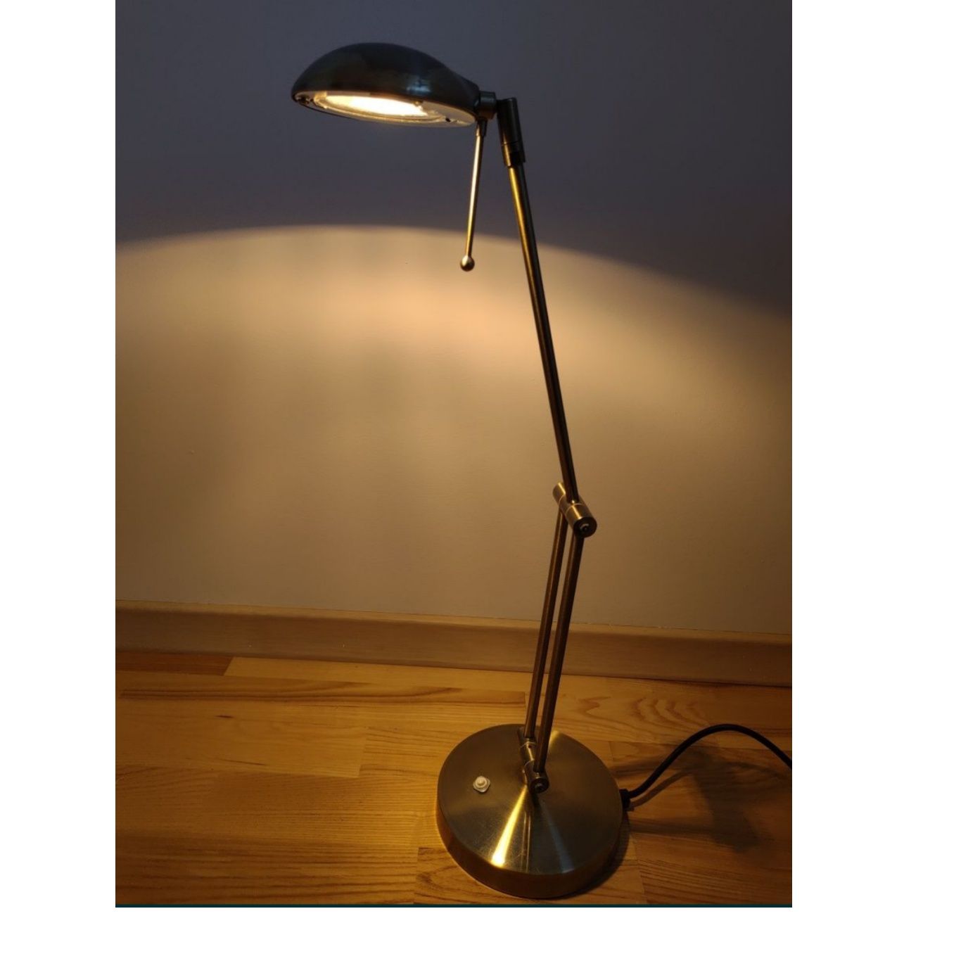 Metalowa lampka biurowa z regulacją kąta światła