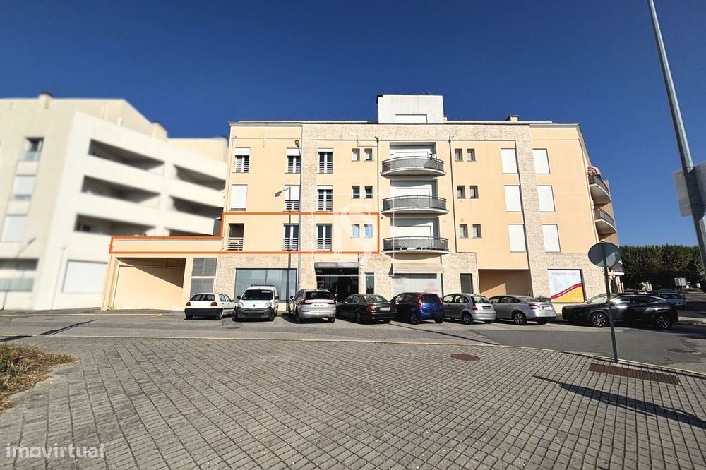 Apartamento T4 com garagem fechada no centro de Tondela