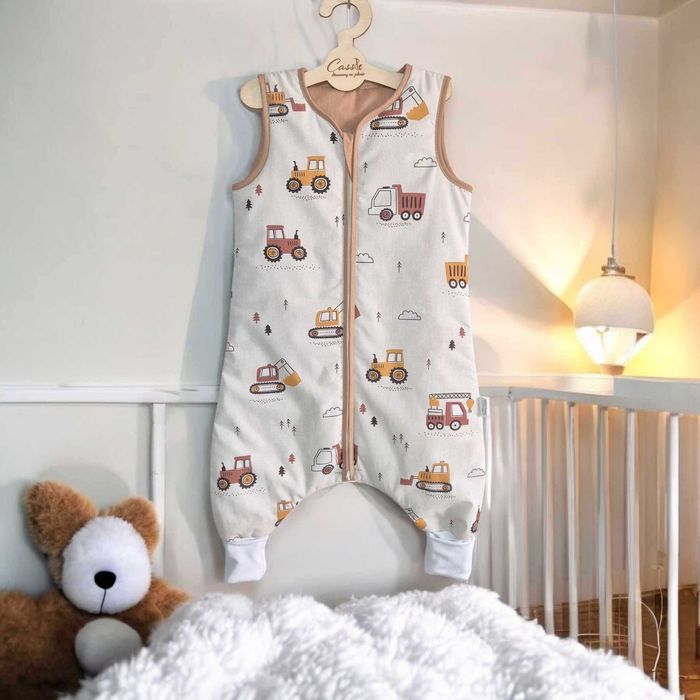 Śpiworek z nogawkami wywijane skarpety 2,5 tog wzór- Traktory Beżowe