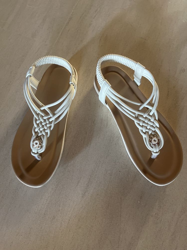 Sandalias Bege e castanhas