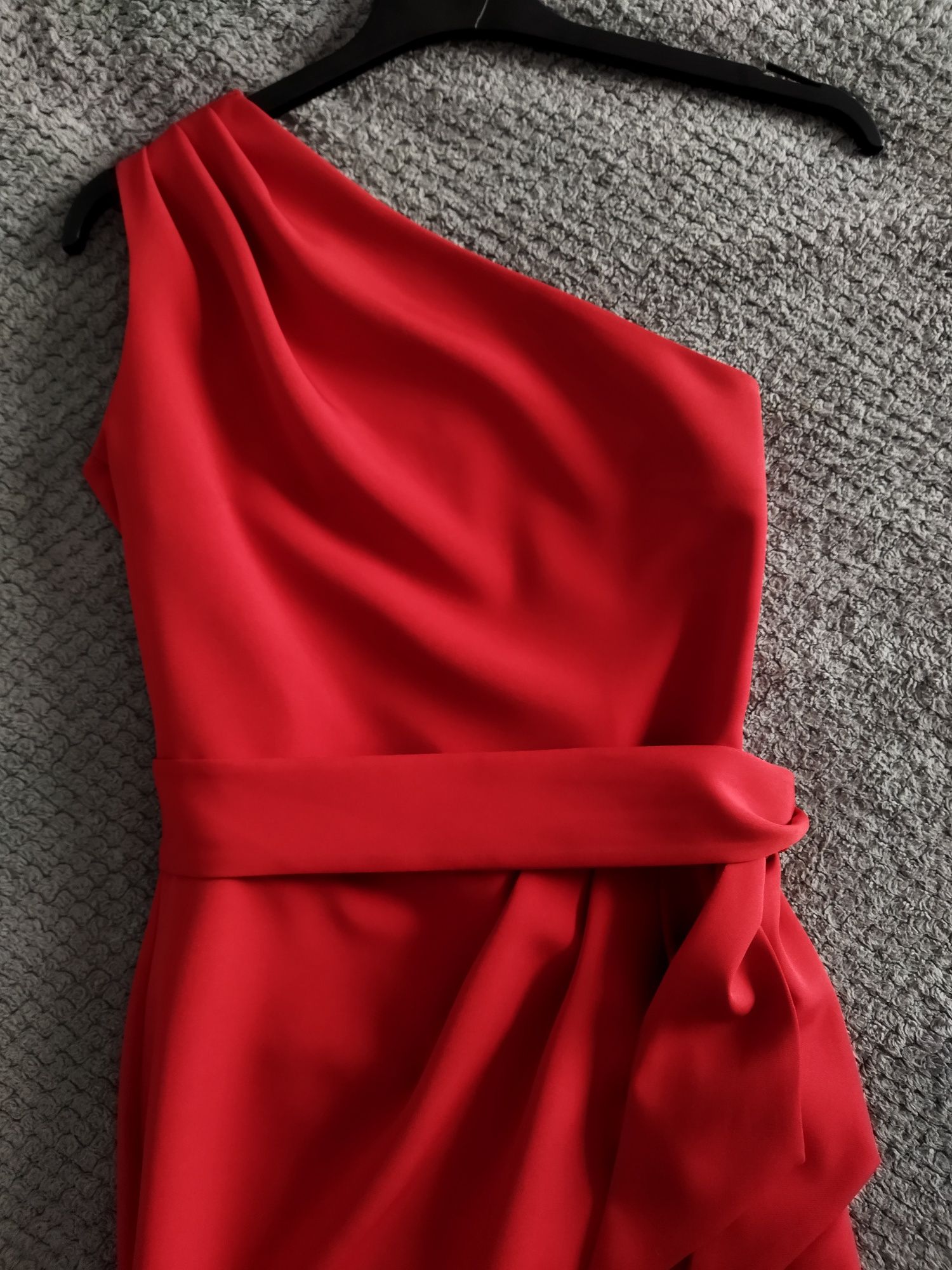 Elegancka wizytowa sukienka damska czerwona na jedno ramię Mally xs/s