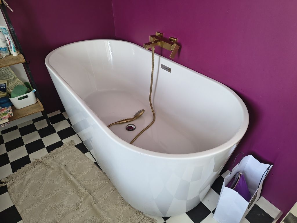 Wanna wolnostojąca wraz z baterią i słuchawką, około 160cm na 75cm