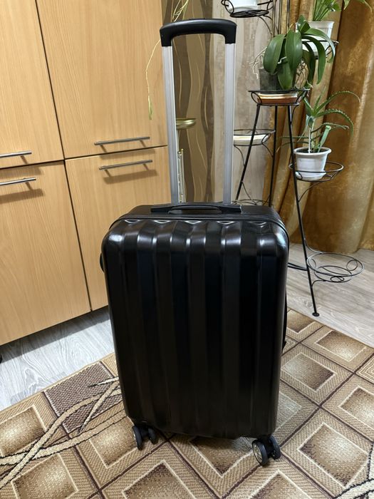 Стильна та міцна валіза для подорожей