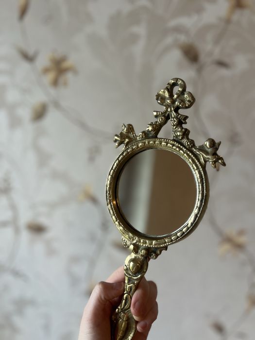 Lusterko ręczne w mosiężnej ramie