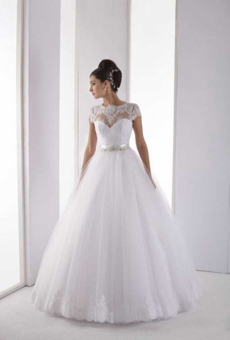 Неймовірна весільна сукня з оздобленням бісером та перлинками