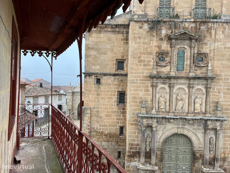 Prédio de quatro andares, composto por unidades independentes, situado