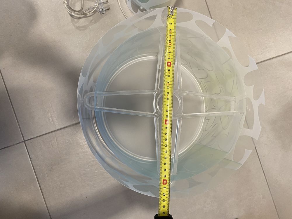 Candeeiro de teto e mesa de cabeceira quarto menina