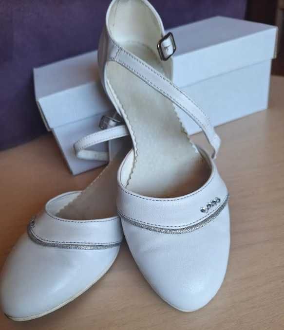 Buty dla dziewczynki na komunię białe skóra r. 34