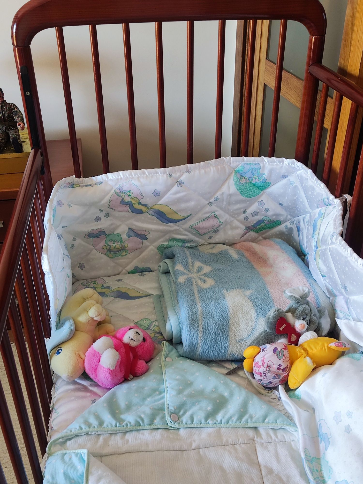 Cama de bebe, lençóis e cobertores
