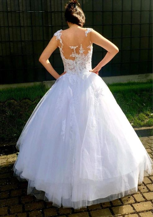 Suknia ślubna r. 36/38. Cena do negocjacji.