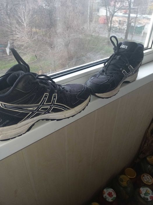 Кросівки Asics зимові в гарному стані