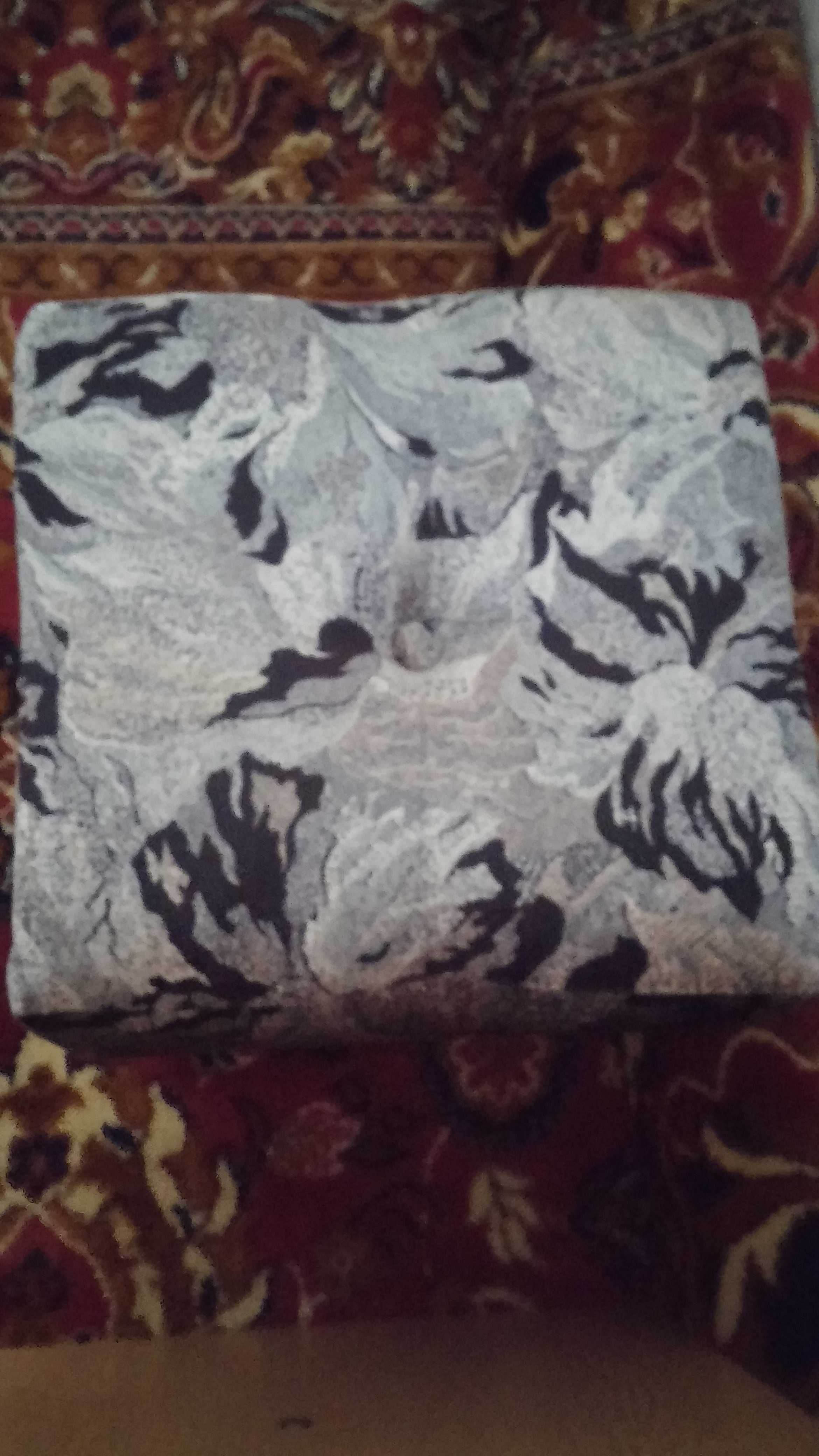 Pufa/pufy siedzisko tapicerowana z pojemnikiem