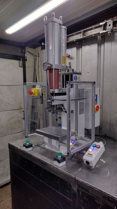 Prasa hydropneumatyczna montażowa (hydrauliczna pneumatyczna)