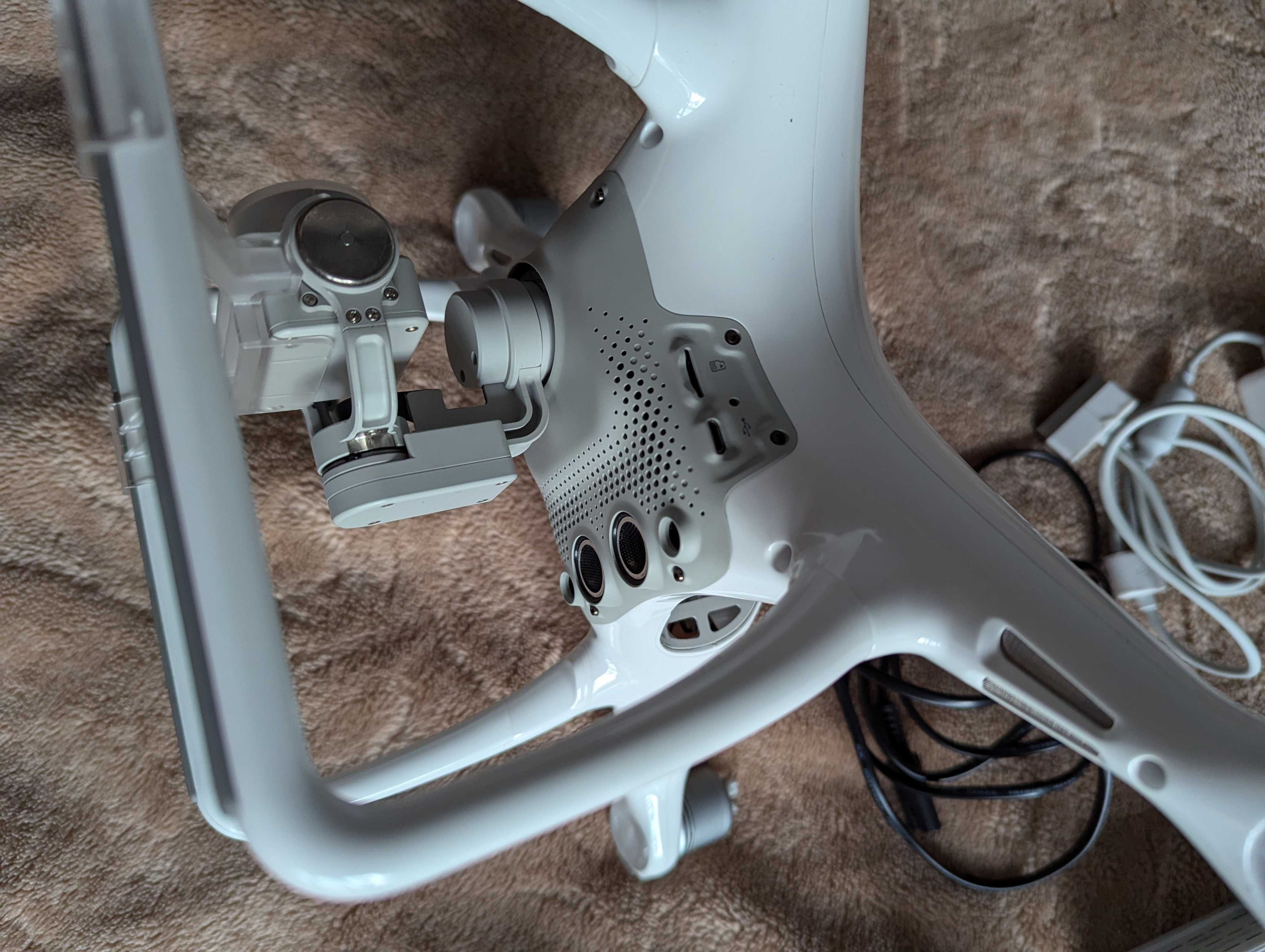 Dron DJI Phantom 4 z walizka MC-CASES I 2x baterie