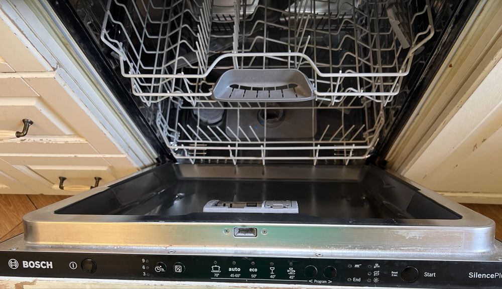 Посудомийна машина Bosch шириною 60 см.