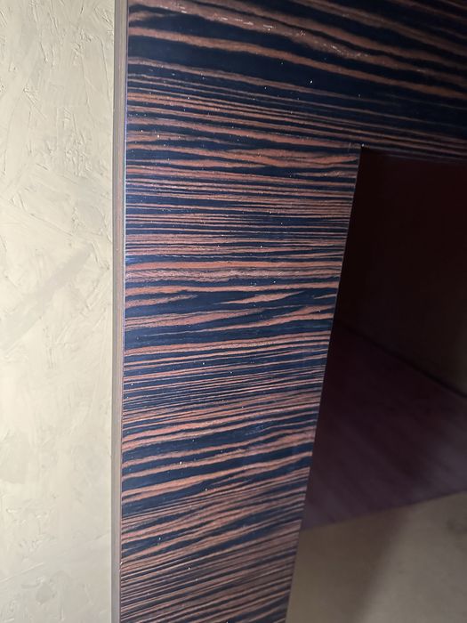 Espelho Grande com Moldura em Tons Castanhos e Padrão Delicado