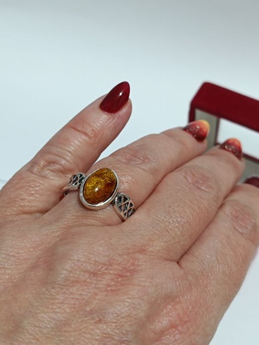 Srebrny pierścionek z herbacianym bursztynem roz.21, srebro próby 925