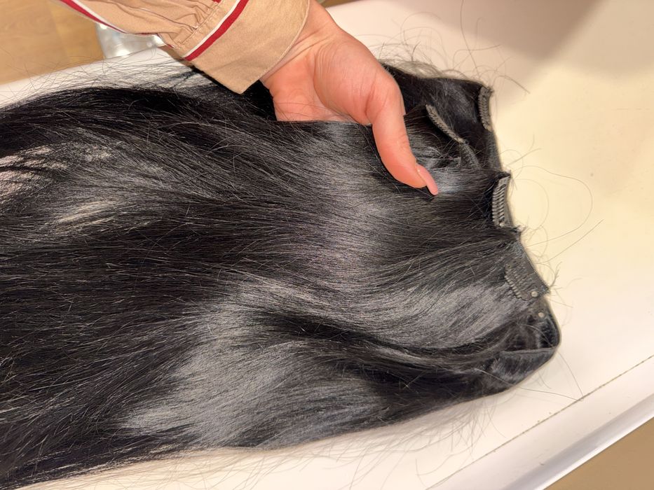 Натуральне волосся на заколках