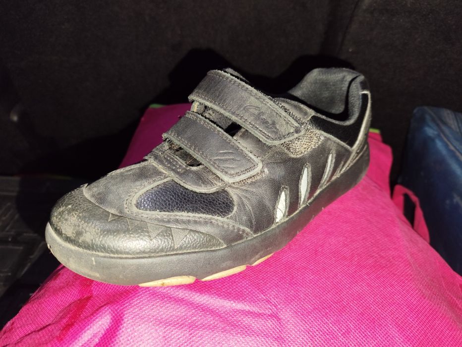 Чорні кросівки Clarks