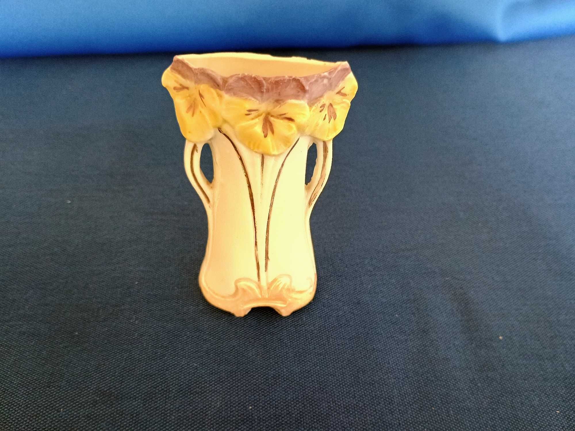 Stary secesyjny mały wazonik z porcelany