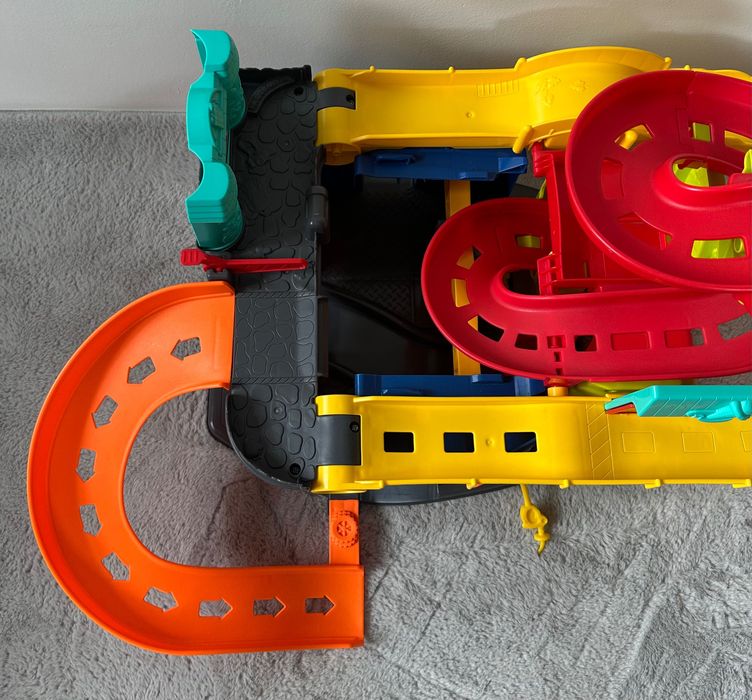 Tor, zjeżdżalnia, garaż Fisher Price
