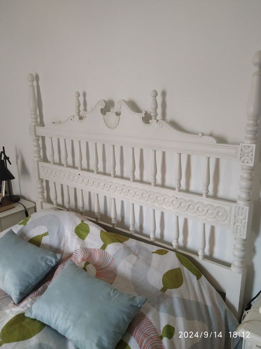 Cama de casal em madeira africana