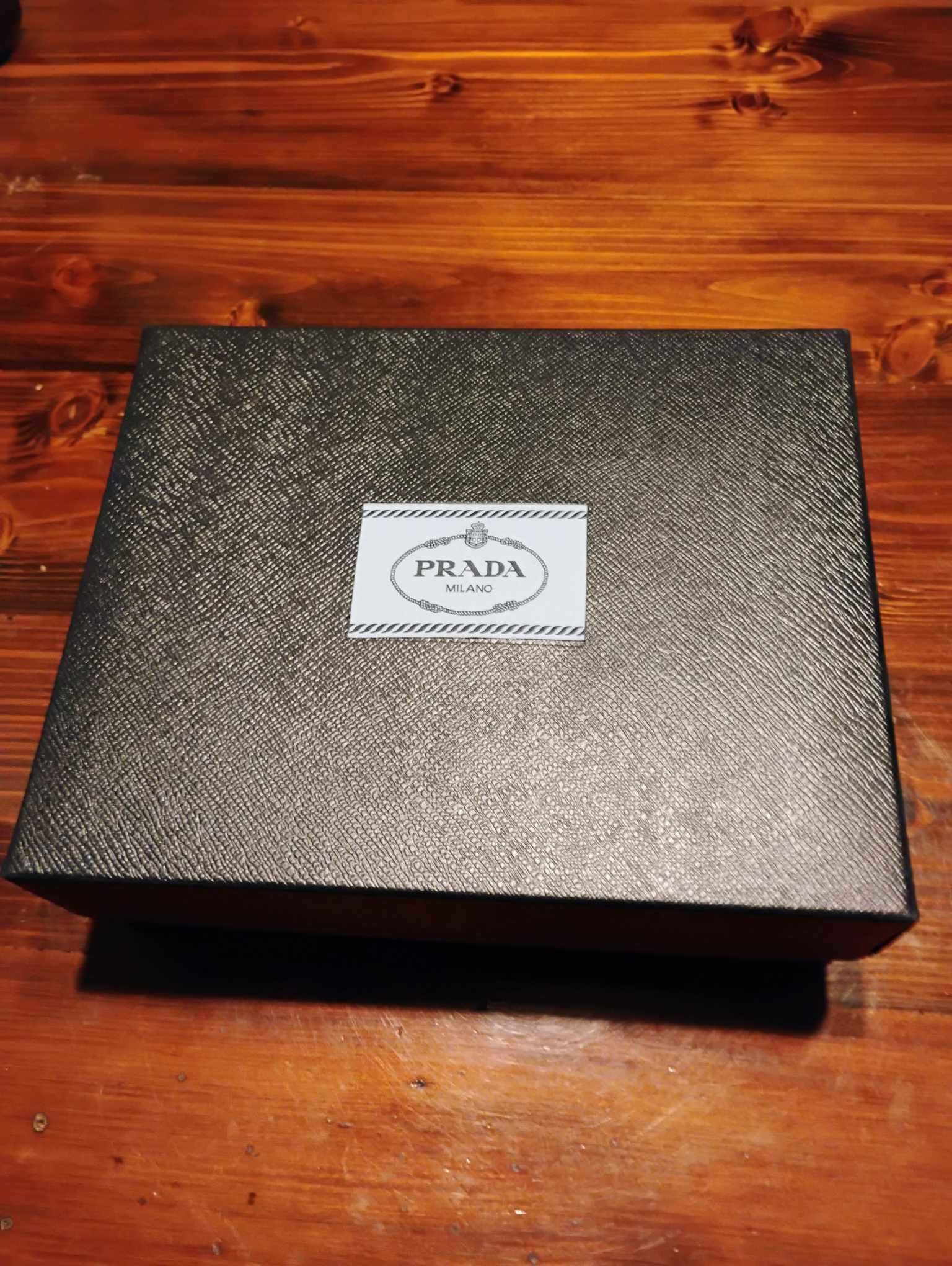 nowy karton firmy prada