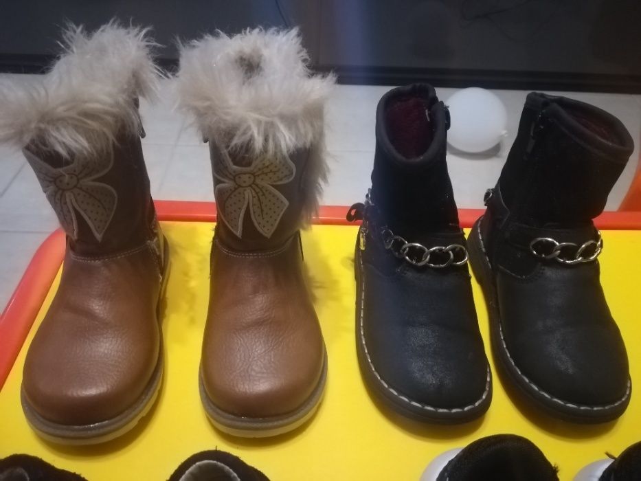 Botas e sapatilhas de criança