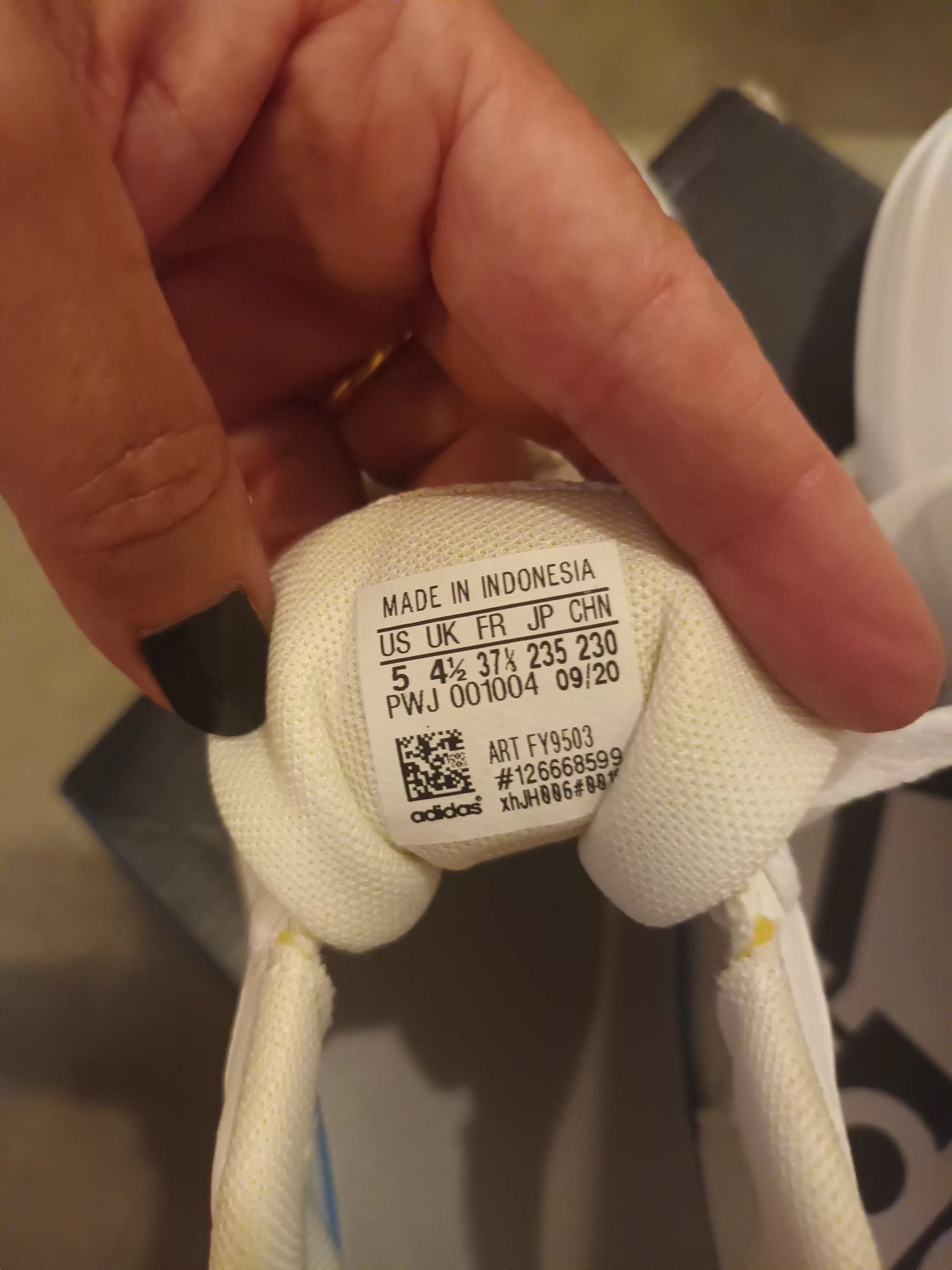 Ténis Adidas novos 38,5 (US 5/ UK 4 1/2) Entrego em mãos em Lisboa